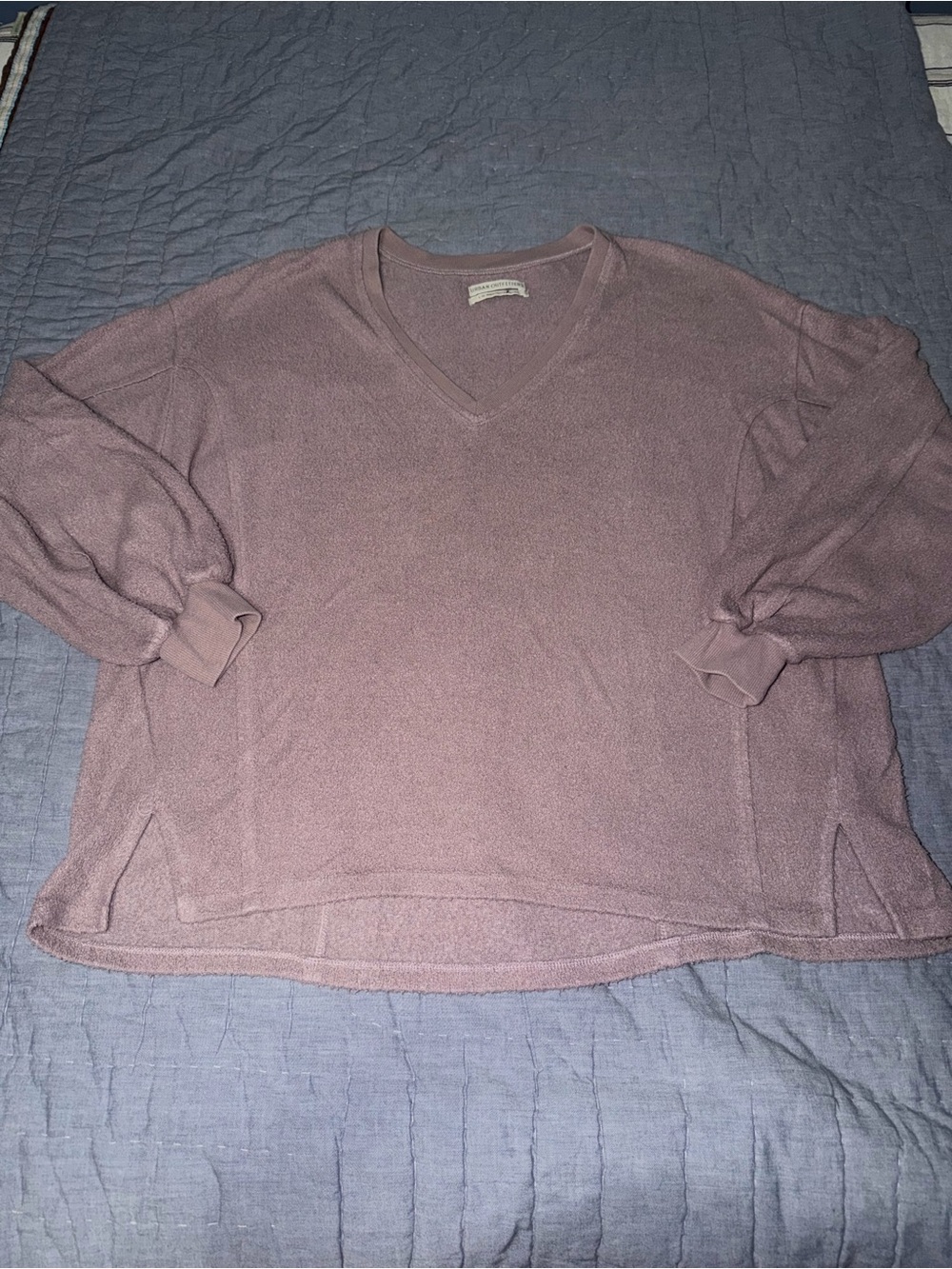 Urban Outfitters V‑Neck Lightweight Sweater in Dusty Mauve